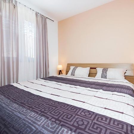 Apartment Deluxe 로비니 외부 사진