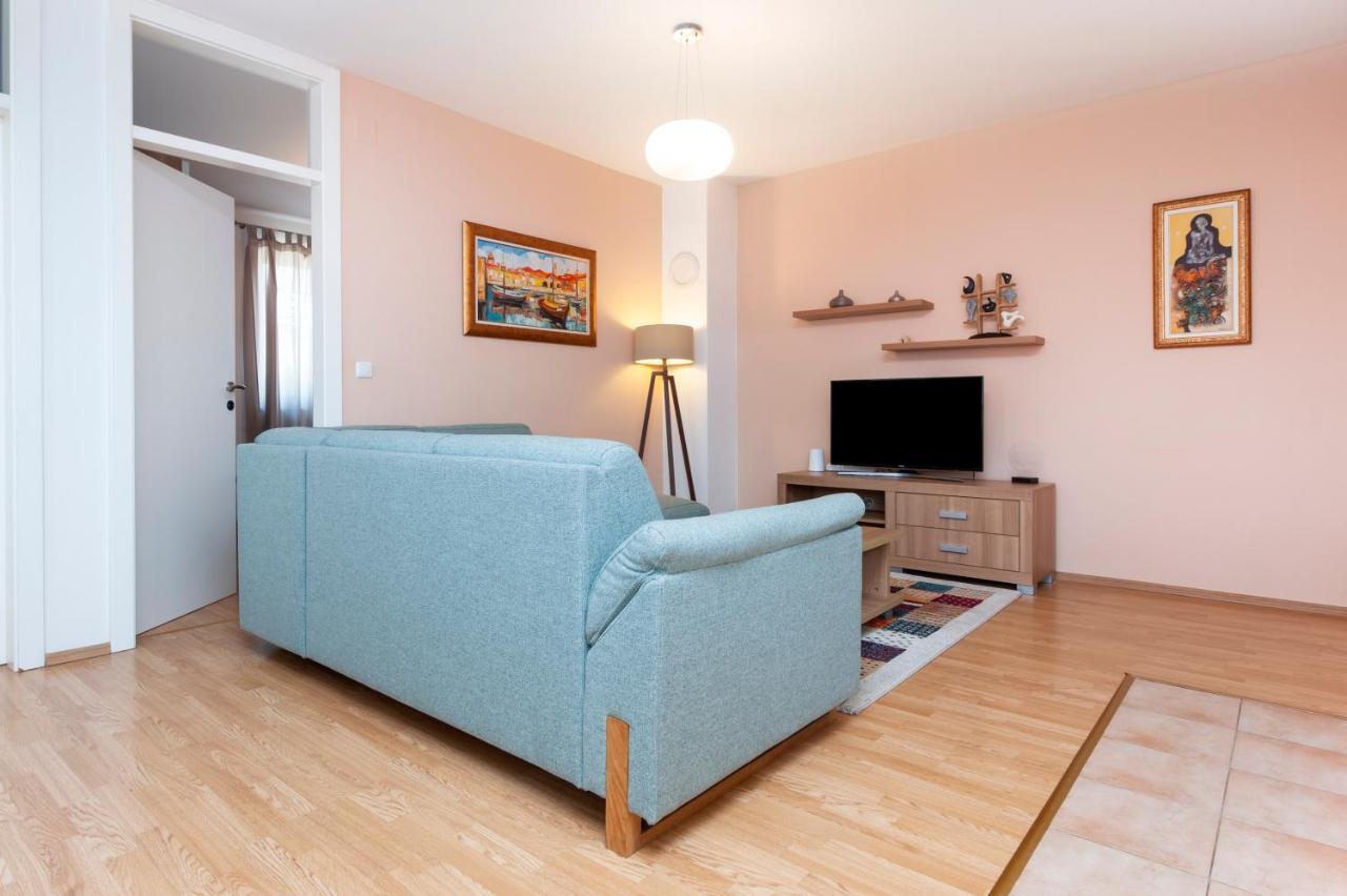 Apartment Deluxe 로비니 외부 사진