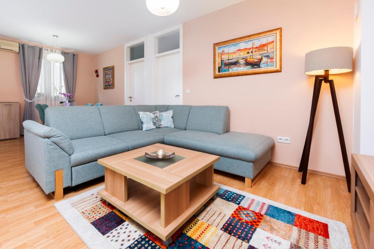 Apartment Deluxe 로비니 외부 사진