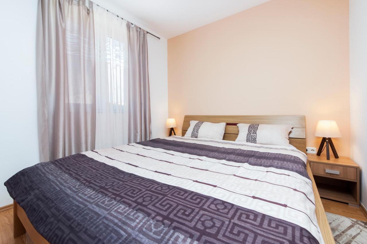 Apartment Deluxe 로비니 외부 사진